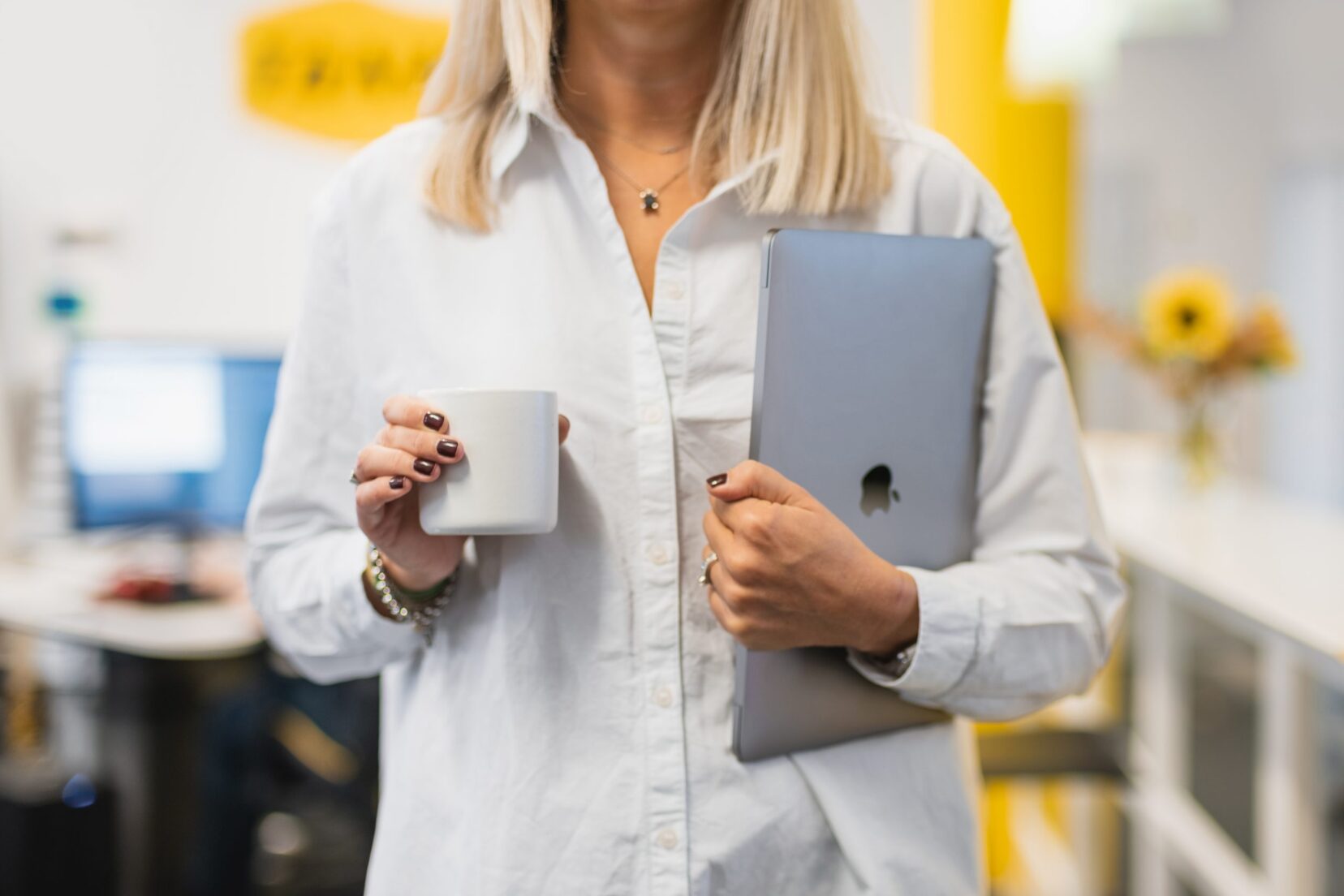 Tankbar dator och kopp