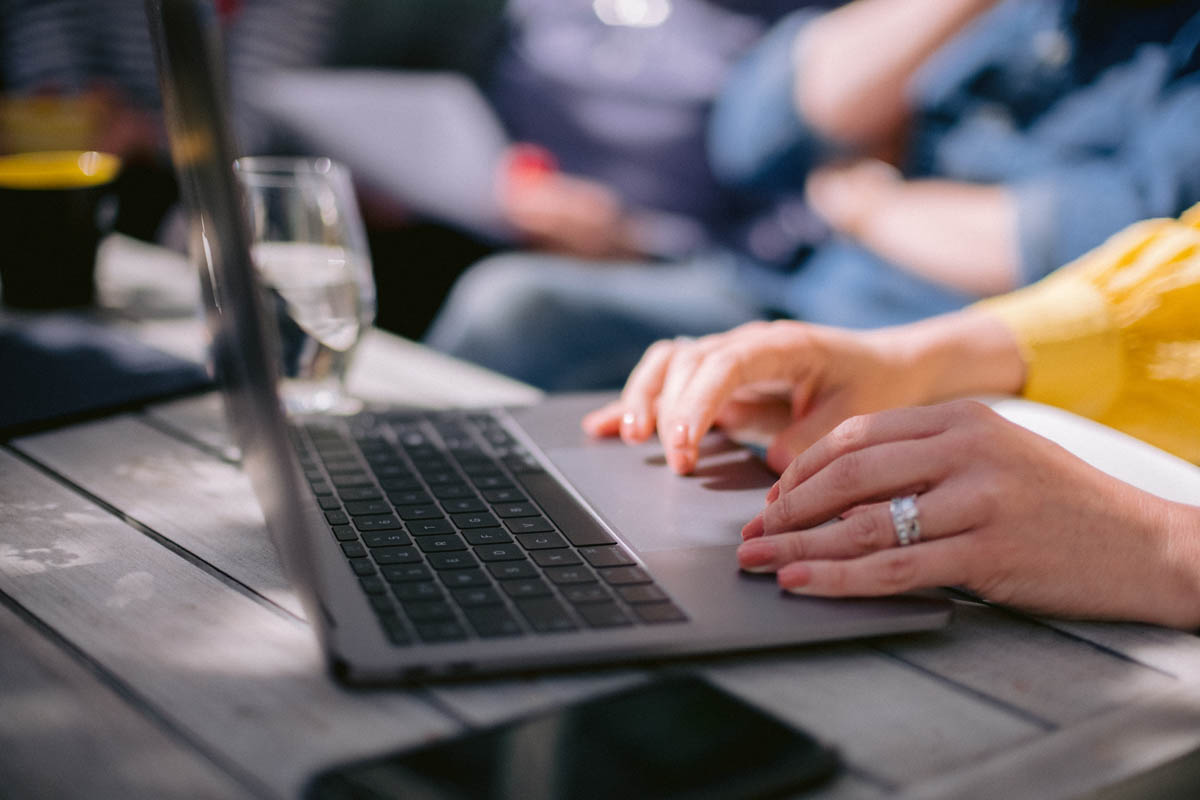Laptop i solen Tankbar Digitalbyrå, Webbyrå