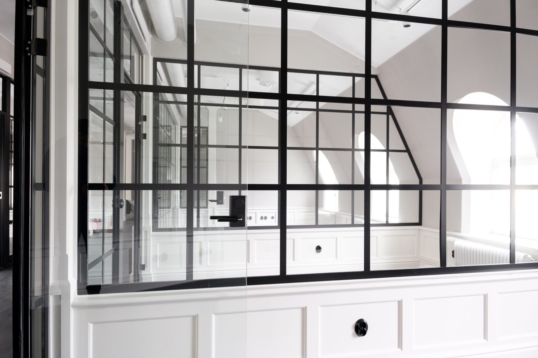 Metall och glasväggar