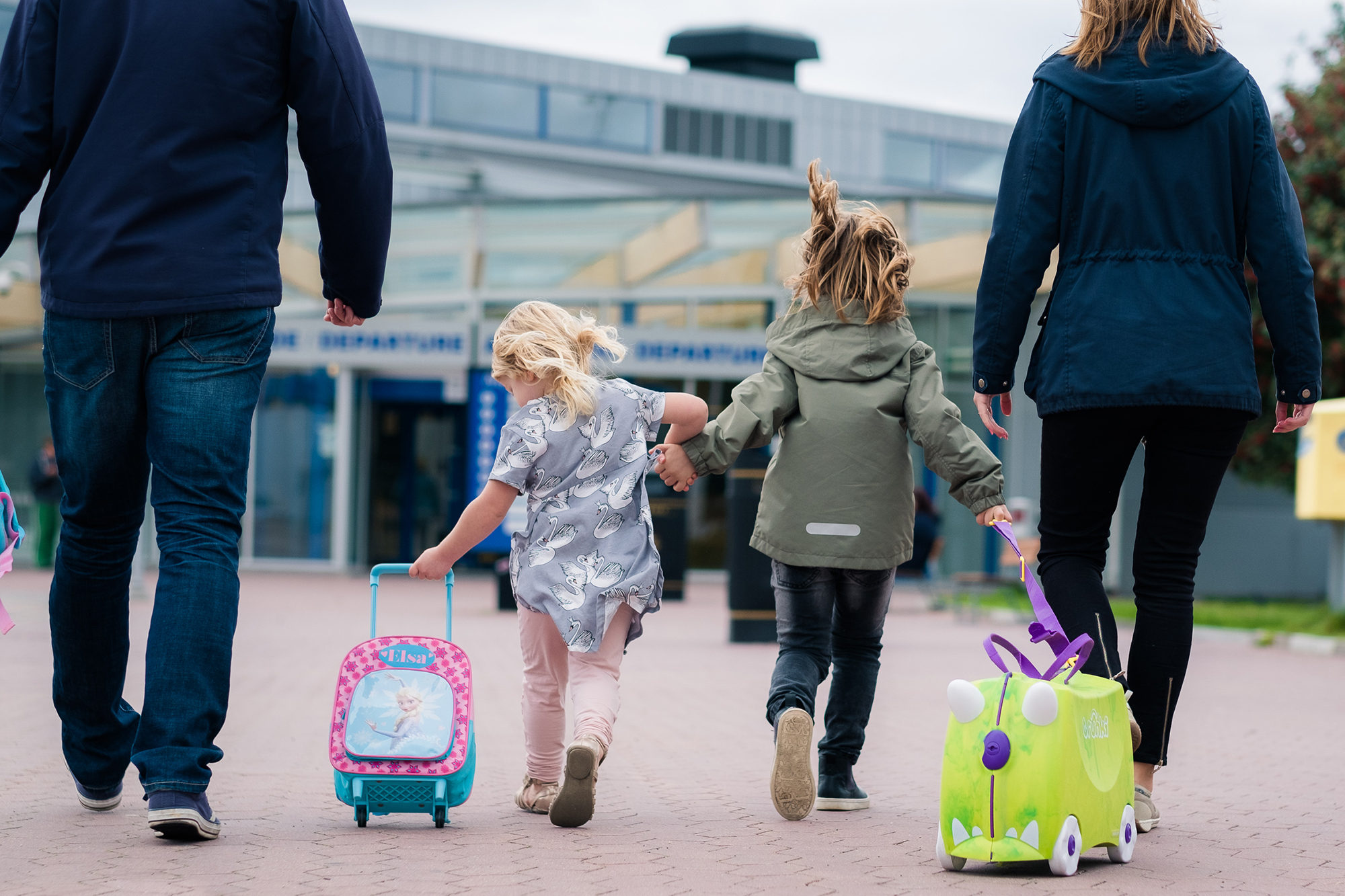 Barn går hand i hand till terminal